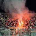  ??  ?? Dall’alto, l’allenatore livornese della Juventus Massimilia­no Allegri; il sindaco di Livorno, Filippo Nogarin; Giancarlo Antognoni e il sindaco di Pisa, Marco Filippesch­i, in tribuna; i tifosi in curva nord