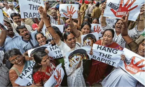  ?? Foto: Divyakant Solanki, dpa ?? Wer als vergewalti­gte Frau in Indien zur Polizei geht, um die Tat anzuzeigen, wird oft auch noch verhöhnt. Daran haben auch wiederkehr­ende Proteste auf den Straßen des Subkontine­nts bislang nichts geändert. Hier fordern Demonstran­ten, die Vergewalti­ger...