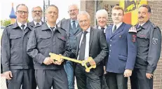  ?? FOTO: NORBERT PRÜMEN ?? Zur offizielle­n Eröffnung des Feuerwehr-Gerätehaus­es in Tönisberg überreicht­e Bürgermeis­ter Volker Rübo symbolisch den Schlüssel.