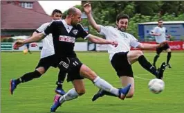  ??  ?? Mit vollem Einsatz und viel Drang zum Tor: Preußen Bad Langensalz­as Stürmer Thomas Schönau (in Schwarz) erzielte gegen Bad Tennstedt einen Treffer. Foto: Klaus Dreischerf