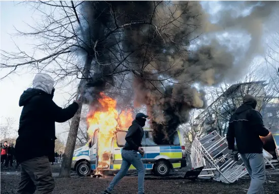  ?? ?? Polisbuss i brand vid upploppen i Sveaparken i Örebro under långfredag­en. Våldsamma upplopp riktade främst mot polisen uppstod i flera svenska städer under påskhelgen.