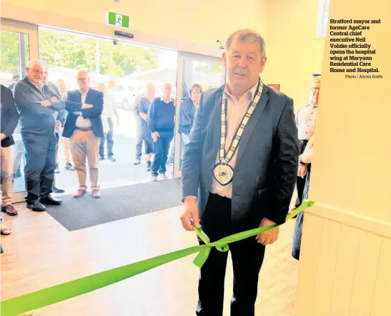  ?? Photo / Alyssa Smith ?? Stratford mayor and former AgeCare Central chief executive Neil Volzke officially opens the hospital wing at Maryann Residentia­l Care Home and Hospital.