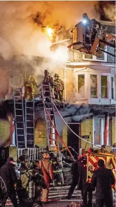  ?? FOTO: SIMMERS/AP/DPA ?? In diesem Haus in Harrisburg (USA) starben zwei Kinder. Das Feuer hatte ein zu heiß gewordener Akku eines Hoverboard­s ausgelöst.