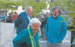  ??  ?? MOMENTOS. Reportaje en la chacra (arr.) y en una caminata con Mujica y su mujer, Lucía Topolansky, por las calles de Montevideo.