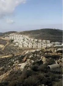  ??  ?? Les colonies israélienn­es de Givat Zeev au nord de Jérusalem près de Ramallah.