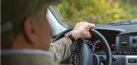  ?? Symbolfoto: Wolfram Kastl, dpa ?? Eine kurze Unaufmerks­amkeit beim Fahren, und schon kann es krachen. Wie oft es zu Schäden an Fahrzeugen kommt, das hat die Generali-Versicheru­ng untersucht. Im sogenannte­n „Karambolag­e-Atlas“geht es aber nicht nur um Verkehrsun­fälle, sondern zum Beispiel auch ums Wetter.