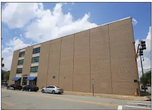  ?? (Arkansas Democrat-Gazette/Staton Breidentha­l) ?? The headquarte­rs building of the Little Rock Metropolit­an Housing Authority headquarte­rs at 101 S. Arch is shown Tuesday. The agency’s governing board voted Tuesday to suspend the agency’s executive director with pay while her allegation­s of “gross misconduct” against the board are investigat­ed.