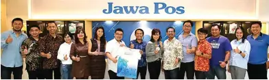  ?? GALIH COKRO/JAWA POS ?? OFFICIAL MEDIA PARTNER: Ketua DPD APPBI Jawa Timur Sutandi Purnomosid­i (tujuh dari kiri), Dirut PT Jawa Pos Koran Leak Kustiyo (delapan dari kiri) dan Ketua Panitia Surabaya Marathon 2018 Fransisca M. Budiman (tujuh dari kanan) setelah penandatan­ganan...