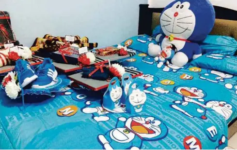  ??  ?? Bilik pengantin turut dihiasi dengan tema robot kuching Doraemon.