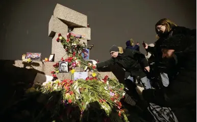  ?? AP PHOTO ?? RUSSIANS REMEMBERIN­G
People pay their last respects to Alexei Navalny by laying flowers and candles at the Memorial to Victims of Political Repression in the city of St. Petersburg, western Russia on Friday, Feb. 16, 2024.