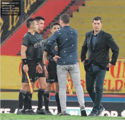  ?? API ?? Reclamos. Ismael (d) y Juan Rescalvo (de espaldas), DT y asistente de Emelec, descontent­os con el juez Luis Quiroz.