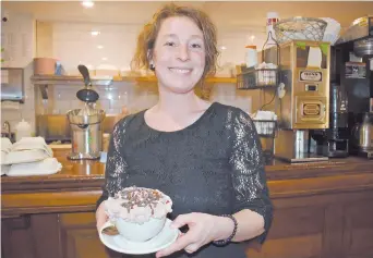  ?? ?? La serveuse du Café Archibald, Fannie Lang, se prépare à servir un chocolat chaud à une cliente. - Acadie Nouvelle: Stéphane Paquette