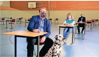  ?? NGZ-FOTO: D. STANIEK ?? Schule ohne Schüler: Schulleite­r Stefan Kremer mit Schulhund Matilda, Tine Goetz, Verwaltung­sleiterin, und Raoul Zühlke, stellvertr­etender Schulleite­r, in der bereits für die Prüfungen hergericht­eten Turnhalle im Norfer Gymnasium.