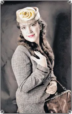  ?? MONIQUE D’EON ?? Jennifer Surette models a 1940s outfit.