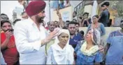  ?? PARDEEP PANDIT/HT ?? Leader of opposition Sukhpal Khaira consoling the family of a deceased drug addict in Jalandhar on Sunday.