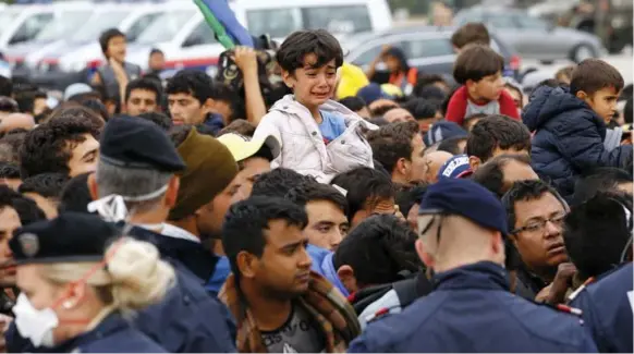  ?? LEONHARD FOEGER/REUTERS ?? Police try to maintain order as migrants attempt to leave the border crossing in Nickelsdor­f, Austria. The nation announced Monday it would send armed forces to guard its eastern border.