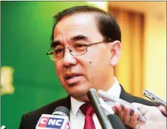  ?? SUPPLIED ?? Agricultur­e Minister Veng Sokhon has accused private sector rice millers of exploiting desperate farmers.