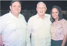  ??  ?? José Carlos García con Roberto y Siomara Micheletti