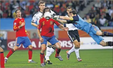  ??  ?? EN SUDÁFRICA. Casillas hace una parada con el Jabulani, en el partido España-Alemania.