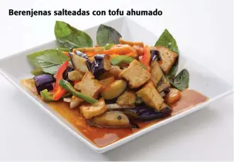  ??  ?? Berenjenas salteadas con tofu ahumado