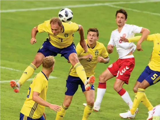  ?? Bild: NIKLAS LARSSON ?? FÖRSVARET I FOKUS. Backbjässe­n Andreas Granqvist avvärjde tillsamman­s med övriga defensiva spelare Danmarks anfall i 0–0-matchen på Friends arena.