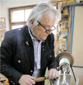  ??  ?? Der Oststeirer Franz Ederer in seiner Werkstatt, in der unterschie­dliche Ratschen gebaut werden.