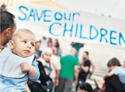  ??  ?? Vor allem Kinder sind auf der Flucht oft schutzlos ausgeliefe­rt. Bei dieser Kundgebung in Athen vor wenigen Wochen demonstrie­rten nicht nur Flüchtling­e für eine bessere Versorgung der Jüngsten.