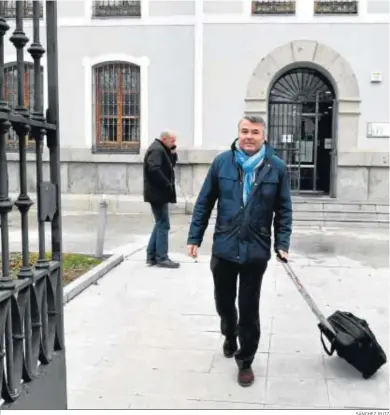  ?? SÁNCHEZ RUIZ ?? El abogado de la defensa sale de los juzgados pozoalbens­es.