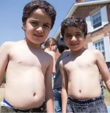  ?? JAKE KIVANC/TORONTO STAR ?? Five-year-old twin brothers Mustafa, left, and Munir Abbas love playing on hand-braided swings at the park.