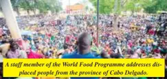  ?? ?? A staff member of the World Food Programme addresses displaced people from the province of Cabo Delgado.