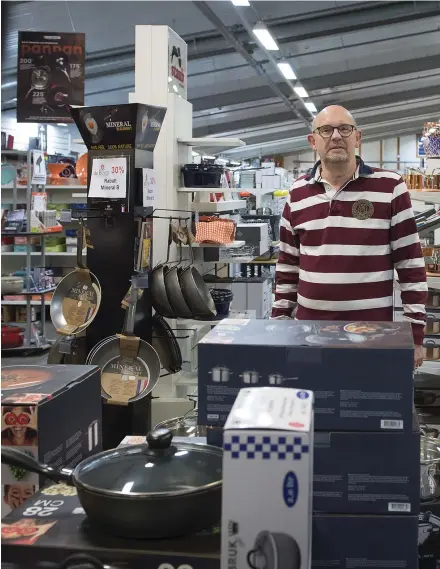  ??  ?? BLAND GRYTOR OCH KASTRULLER. Jonas Lundberg har tillbringa­t ett helt liv bland presentart­iklar, husgeråd och porslin. på Fynda. Nu har han med ålderns rätt sålt den.