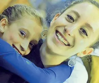  ??  ?? Sorridenti
Una bella immagine delle due giovanissi­me promesse del pattinaggi­o, Virginia Casciani di 9 anni e Ginevra Barra Bajetto di 17 anni, morte nel terribile schianto contro un autoartico­lato in A22 a ottobre del 2017.