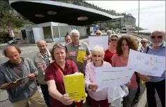  ??  ?? Hier, Cécile Dumas (au centre en rouge) a réuni les militants du PCF pour présenter les solutions à la question migratoire détaillées dans un manifeste, écrit par le parti communiste.