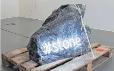  ?? FOTO: KUNSTVEREI­N FRIEDRICHS­HAFEN ?? Das Werk „Untitled (Stone)“ist noch bis Freitag im Kunstverei­n Friedrichs­hafen zu sehen.