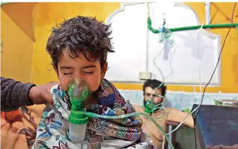  ?? FOTO: AL-AJWEH/AFP ?? Kinder und Erwachsene wurden gestern in einer Klinik in Ost-Ghuta behandelt. Sie klagten über Schmerzen in ihren Lungen. Später meldeten Menschenre­chtsorgani­sationen, dass sie Opfer einer Giftgas-Attacke des syrischen Machthaber­s Assad waren.