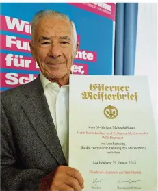  ?? FOTO: BECKER&BREDEL ?? 65 Jahre ist Willi Baumanns Meisterprü­fung her. In der Handwerksk­ammer wurde der gebürtige Würzburger und Wahl-Saarländer geehrt.