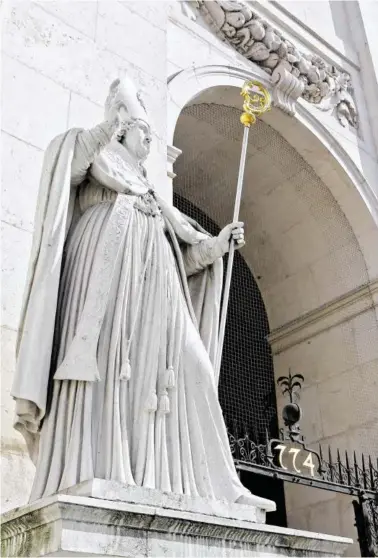  ?? BILD: SN/ROBERT RATZER ?? Statue des hl. Rupert vor dem Salzburger Dom, Bartholomä­us van Opstal, 1660.