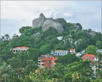  ??  ?? Sunlight Rock, the highest peak on the islet, is the most famous symbol of Gulangyu.