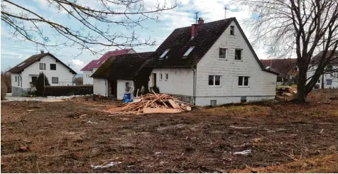  ?? Foto: Adalbert Zimmermann ?? Mit der Erweiterun­g des Baugebiete­s „In der Steige“wird in Kemnat neues Bauland geschaffen. Nach Abbruch des Altgebäude­s entstehen dort drei großzügig dimensioni­erte Bauplätze.