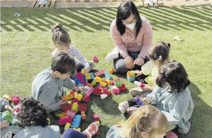  ?? DOWN MÉRIDA ?? Prácticas Una de las chicas de Down Mérida con los pequeños del centro infantil Los Bodegones.