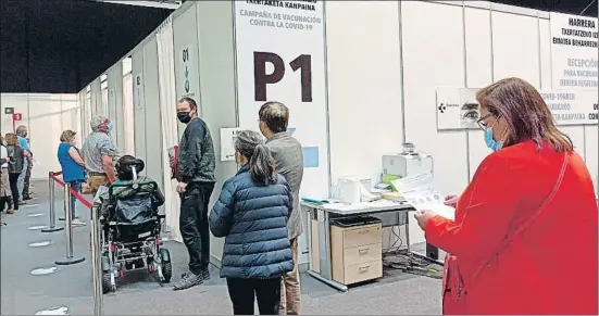  ?? EP ?? Vecinos de Barakaldo, con edades entre los 58 y 59 años, aguardan su turno para recibir la primera dosis de la vacuna contra la covid