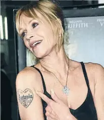  ?? Mason LaVeris / Getty ?? Melanie Griffith Famoso era el corazón con el nombre de Antonio dentro que llevaba en su brazo derecho y que eliminó tras divor! ciarse de "anderas