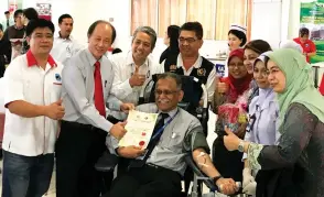  ??  ?? Dr Heric (poirikau) minonoluod raha nogi om nokotorimo sijil ih pinatahak di Datuk Edward; Mantad gibang Alix, Datuk Edward, Dr.Abd Rashid, Firdaus, Dr. Saliz Mazrina om pakakaraja Unit Pongubatan Transfunsi HQE.