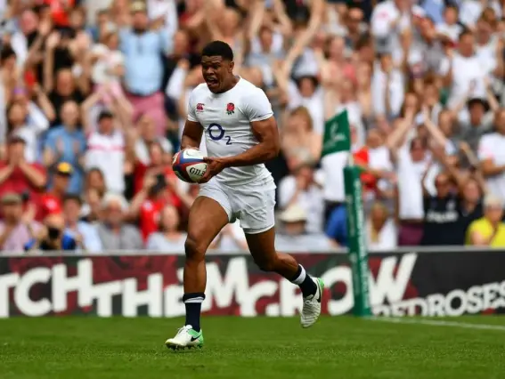  ?? (Getty) ?? Nathan Earle scores England's first try at Twickenham