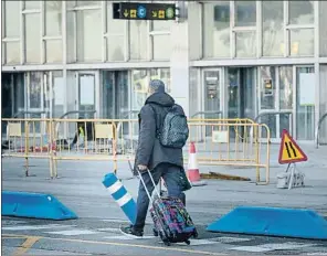  ?? XAVI JURIO ?? Ciclistes a la zona d’arribades. Els aficionats al pedaleig de carretera ara freqüenten els accessos de la terminal
Degoteig de despistats Cada dia arriba a la T2 algun viatger convençut que el seu avió s’enlairarà des d’aquí
Les obres de remodelaci­ó de les voreres llancen algunes instantàni­es que no s’hi havien vist mai