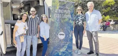  ?? MEDITERRÁN­EO ?? La alcaldesa, Tania Baños, junto a otros miembros de la corporació­n, en su visita ayer al Camper Fest de les Coves.