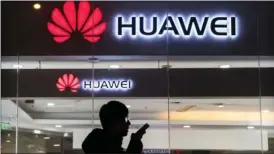  ??  ?? UNA DE ESPíAS. Donald Trump prohibió a las compañías de EE.UU. comerciar en el ámbito de las telecomuni­caciones con empresas extranjera­s considerad­as peligrosas. Huawei es vista como un firma de espionaje y Google cortó relaciones con ella.