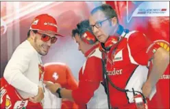  ??  ?? DE ROJO. Alonso y Domenicali compartier­on cuatro años en Ferrari.