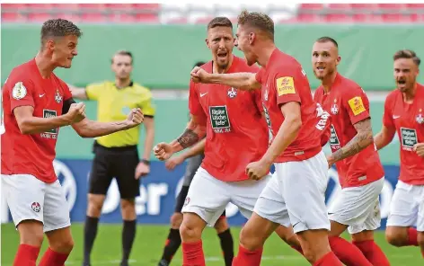  ?? FOTO: SILZ/DPA ?? FCK-Profi Kevin Kraus (Mitte) jubelt hier mit seinen Teamkolleg­en nach einem Tor im DFB-Pokal gegen Regensburg.