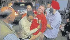  ?? WASEEM ANDRABI/ HT ?? Relatives mourn the death of senior journalist Shujaat Bukhari in Srinagar.